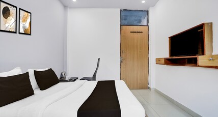 Super OYO Hotel O Gomti Nagar Near Amity Formerly Hotel Green Apple Room Type - Deluxe