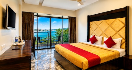 Hotel Apaar with Sea Face Garden Restaurant Room Type - Super Executive Sea Face Family Room with Balcony Hotel Apaar with Sea Face Garden Restaurant Room Type - Super Executive Sea Face Family Room with Balcony