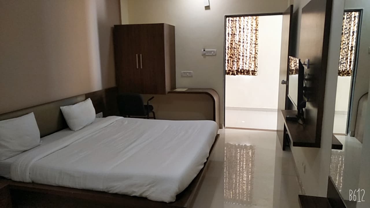 Royal Hotel - Tap to explore photos