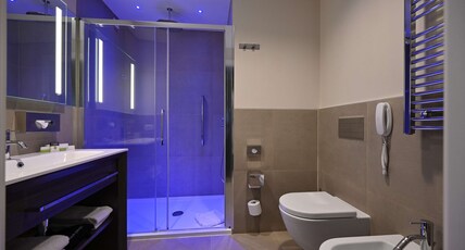 DoubleTree by Hilton Hotel Yerevan City Centre Room Type - KING DELUXE ROOM
