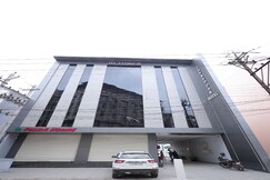 THE RED OAK HOTEL, Near AIIMS