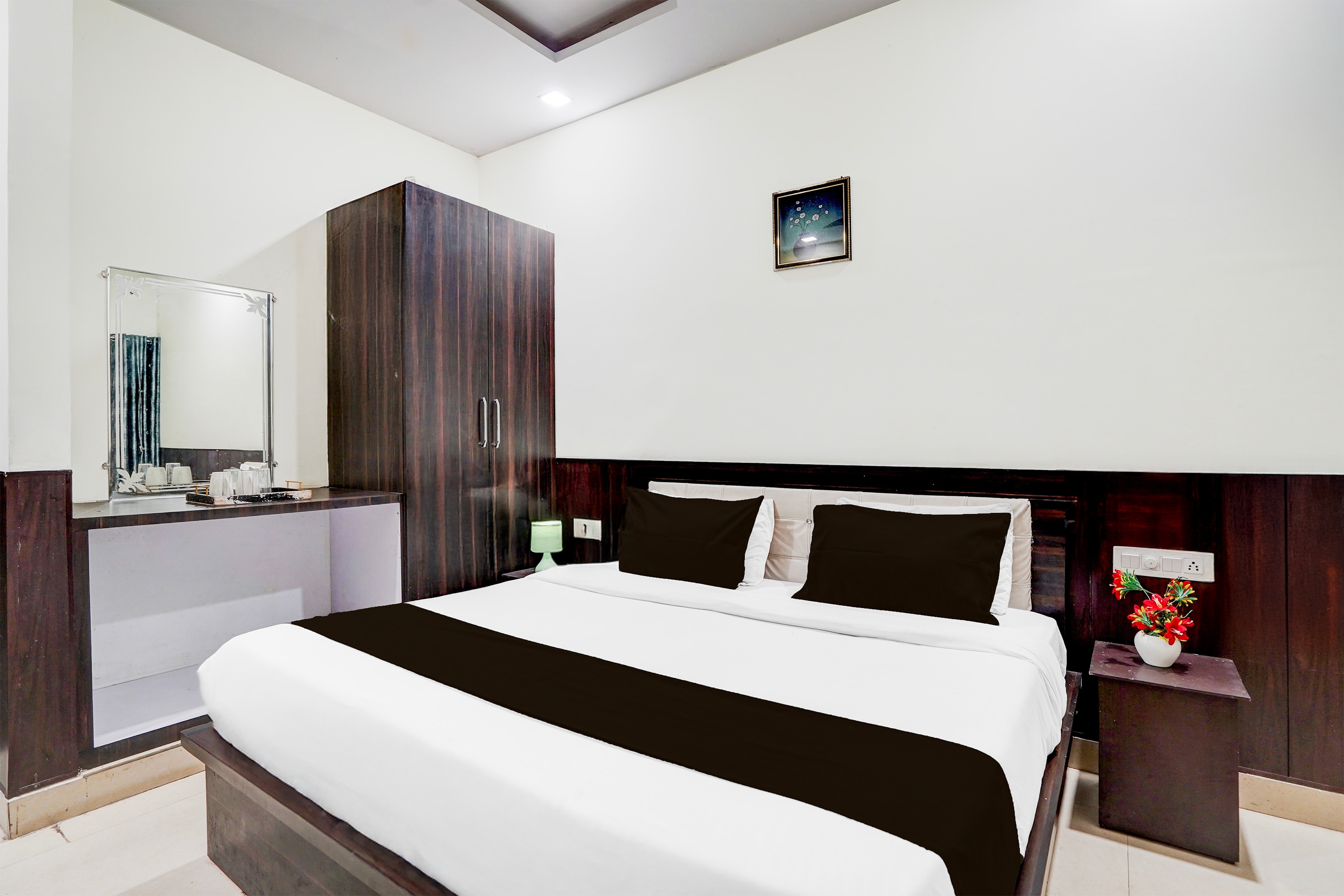 Townhouse Faizabad Road Opp BBD University - Tap to explore photos