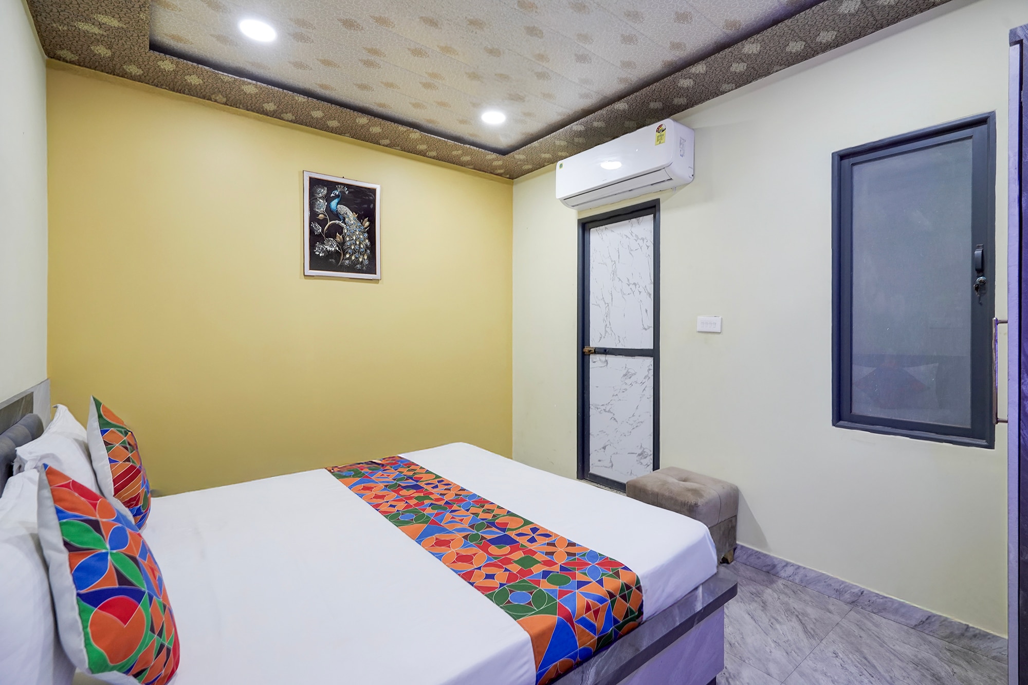FabHotel Shivkashi Inn - Nr. Dasaswamedh Ghat - Tap to explore photos