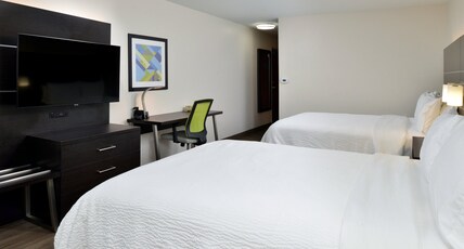 Holiday Inn Express Hotel & Suites Carthage Room Type - 2 Queen Standard Mobility Accessible Tub