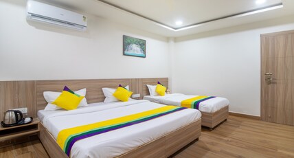 Itsy Hotels Krishna Residency, Govardhan Chauraha Room Type - Deluxe Room