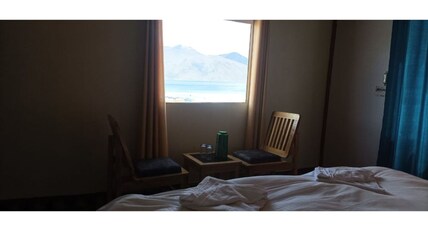 Summer Breeze Cottage Room Type - Deluxe Room with Lake View