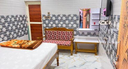 HOLIDAY INN GUEST HOUSE Room Type - Deluxe Double Bed Room