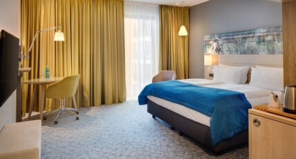 Holiday Inn Dusseldorf City  Room Type - 1 King Junior Suite Living Garden View