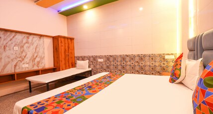 FabHotel Shri Bhagat Ji Sewa Dham - 250m from prem mandir Room Type - Premium Room