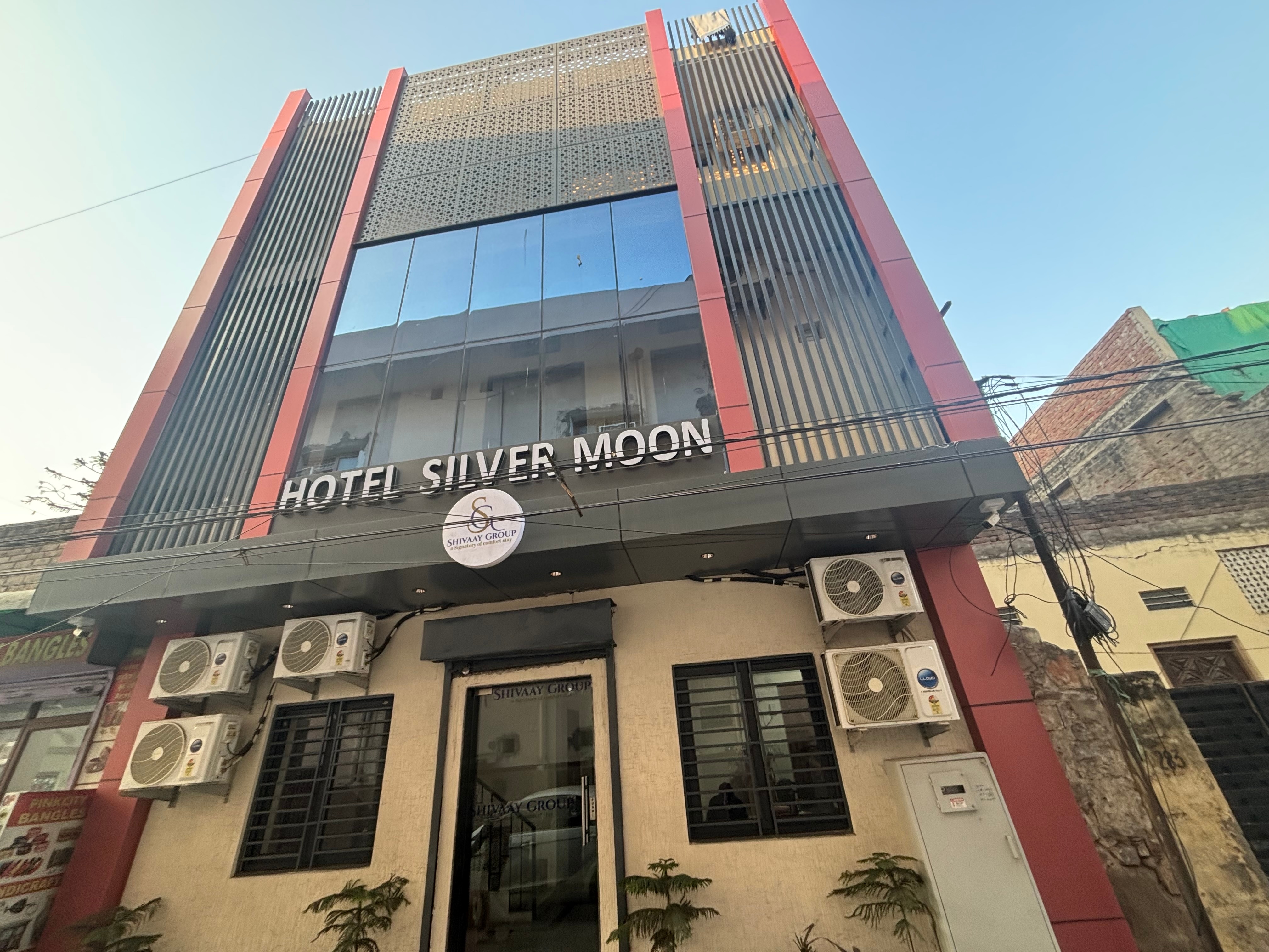 Hotel Silver Moon- 200 meter Jaipur Junction - Tap to explore photos