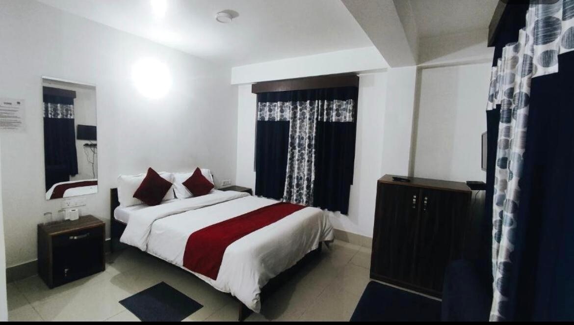 Hotel Blue Mount | 1.5 Km From MG Marg - Tap to explore photos