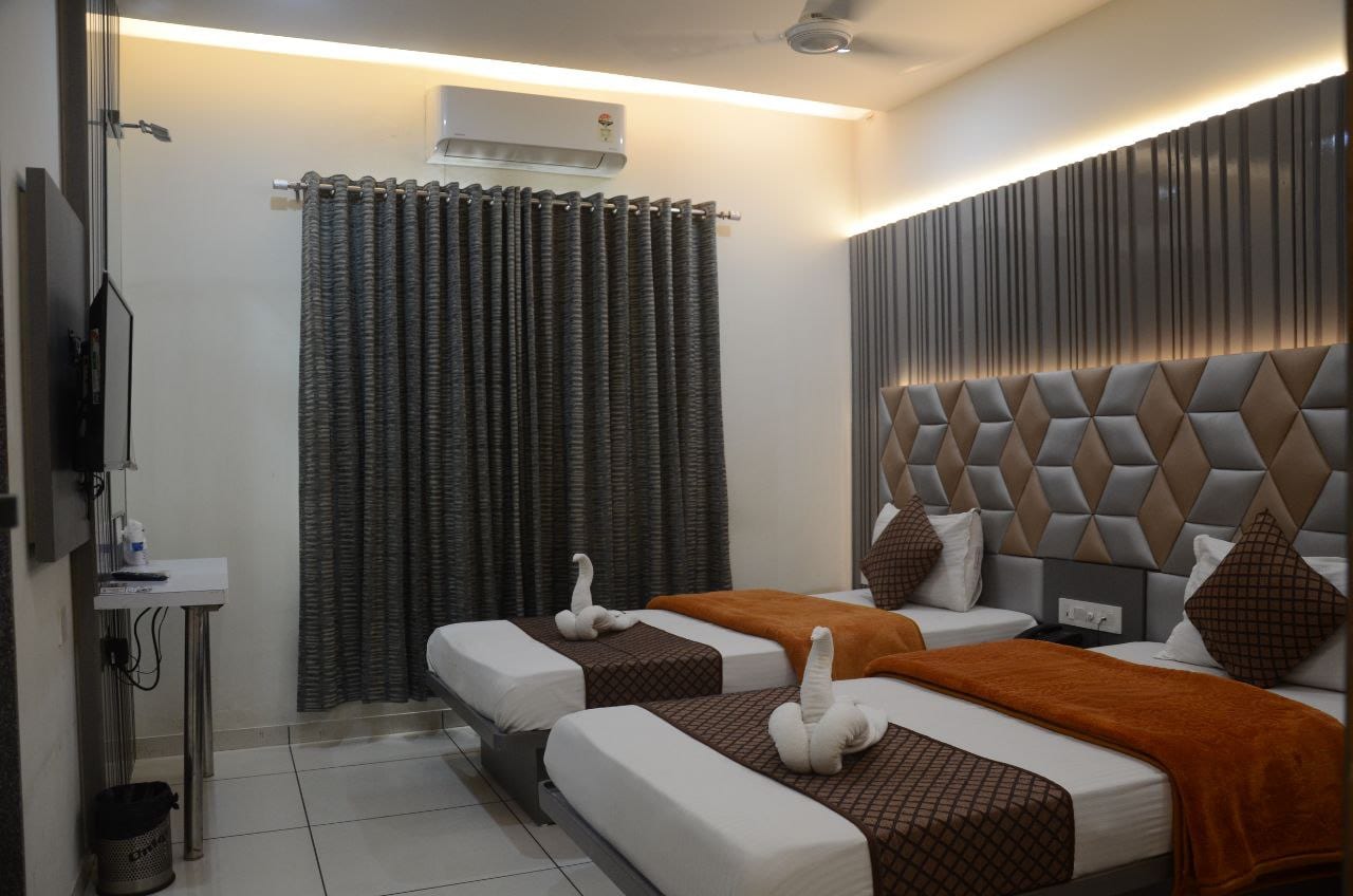 Hotel Paramount - Tap to explore photos