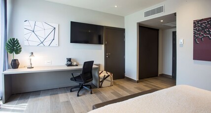 Hampton by Hilton David Room Type - 1 KING SUITE W  FRIDGE NS