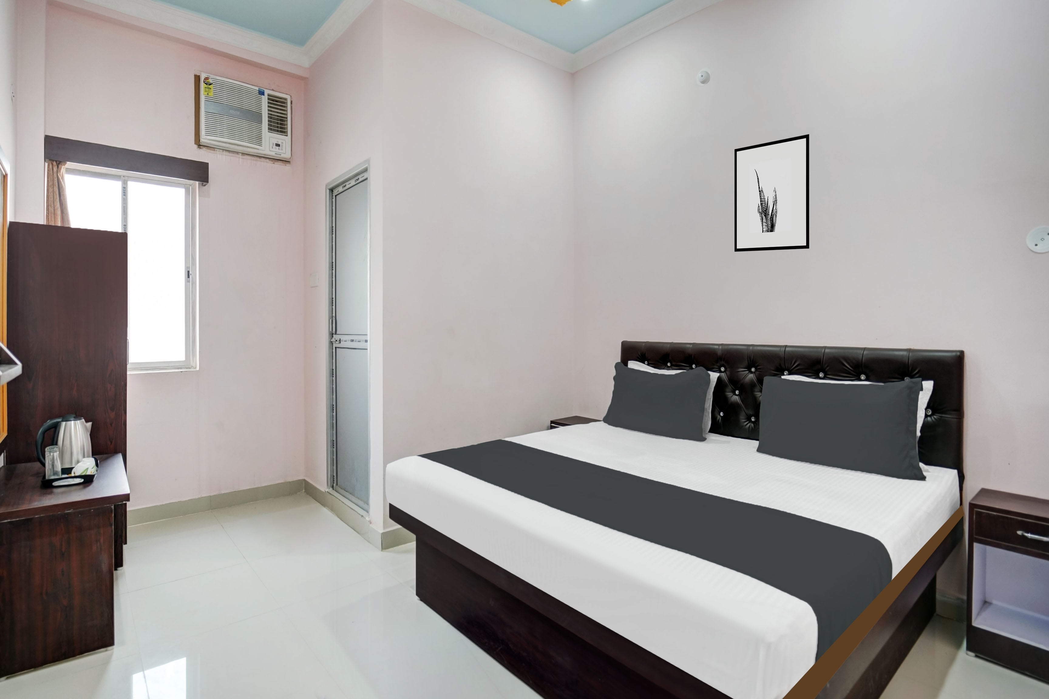 HOTEL O SAINI INN - Tap to explore photos