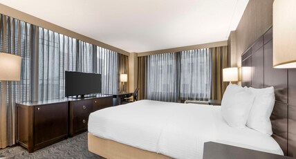Best Western Grant Park Hotel Room Type - 1 Queen Bed, Mobility Accessible, Roll In Shower, Non-Smoking