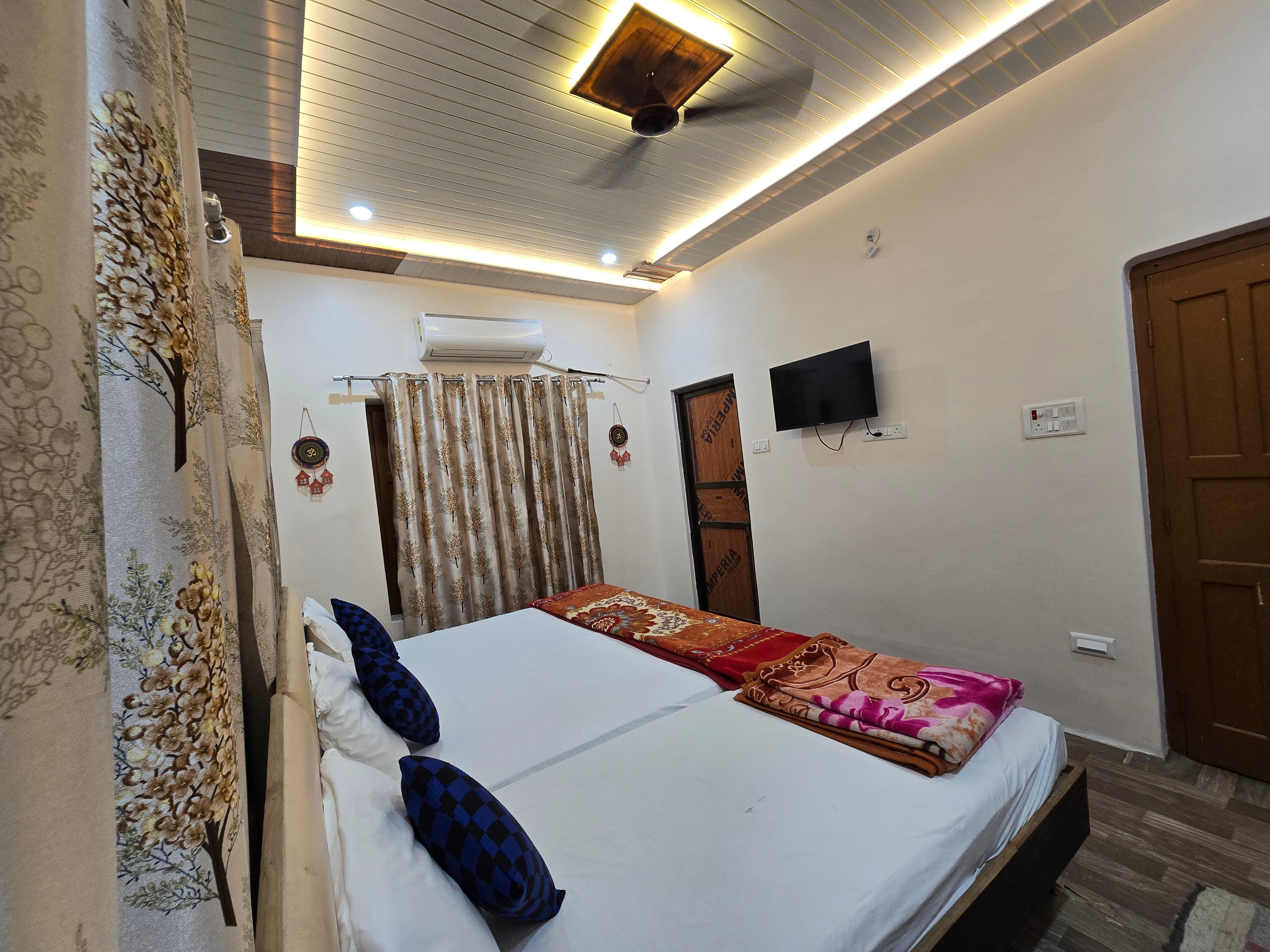 Shivohm Inn Homestay | 400mts from Kashi Temple - Tap to explore photos