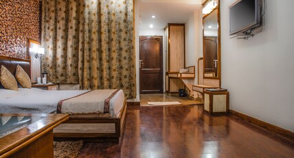 Sukhsagar Regency | Indoor heated pool Room Type - Honeymoon Room -Bathtub