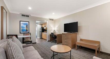 Best Western Plus Kelowna Hotel & Suites Room Type - Suite-2 Queen Beds, Non-Smoking, One Bedroom, Living Room, Wet Bar, Full Breakfast Best Western Plus Kelowna Hotel & Suites Room Type - Suite-2 Queen Beds, Non-Smoking, One Bedroom, Living Room, Wet Bar, Full Breakfast