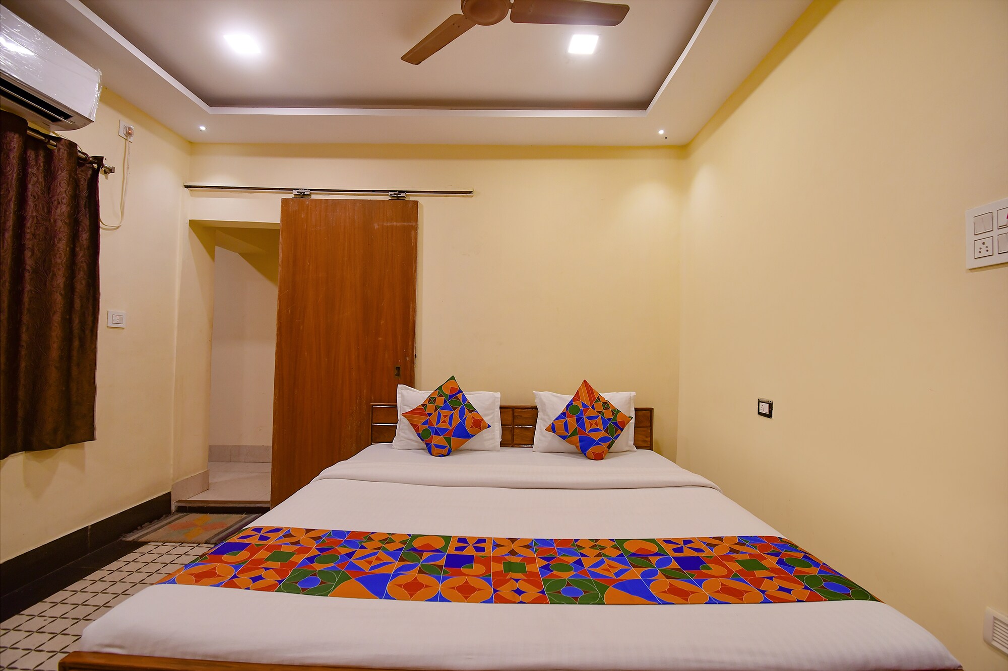 FabHotel Golden Imperial - Tap to explore photos