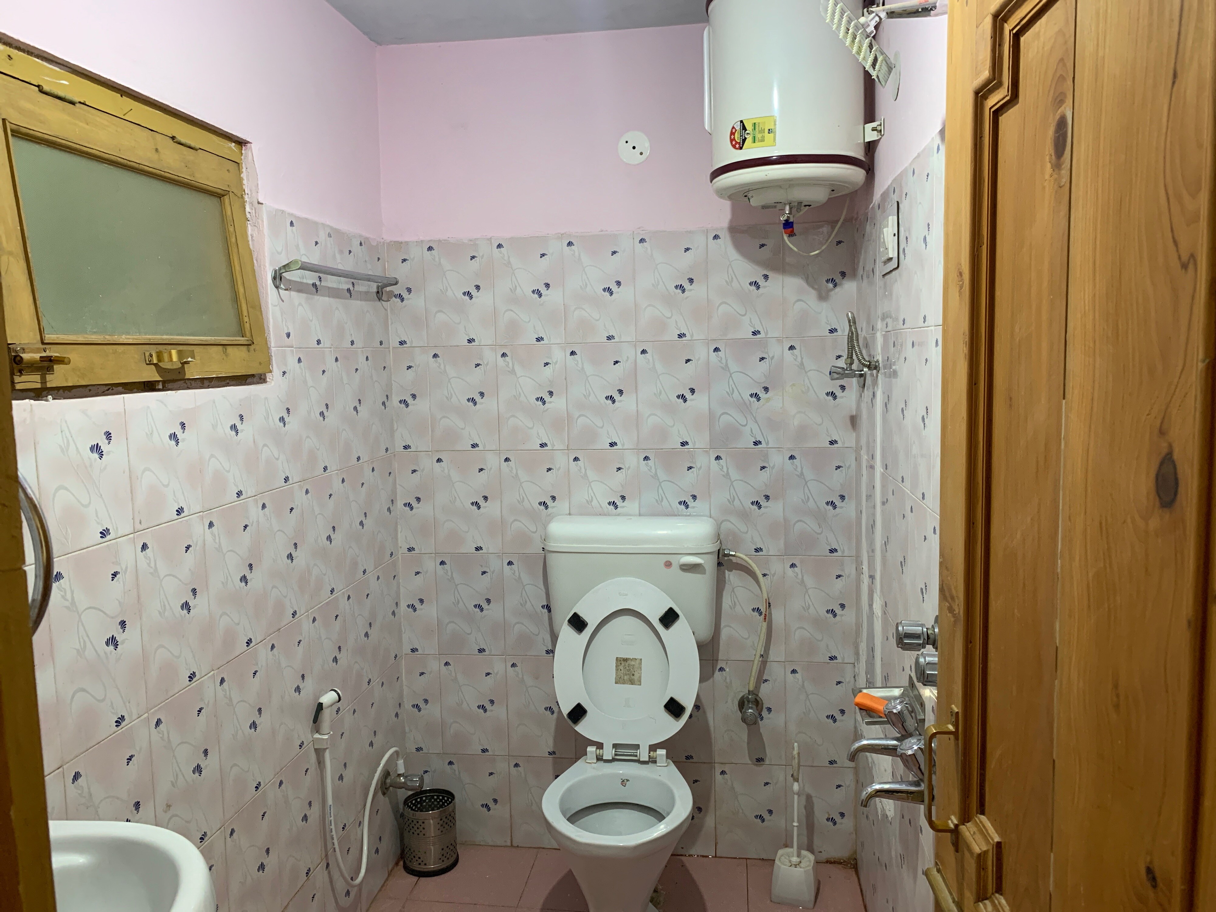 Holiday Home | Rooms with Wi-Fi - Tap to explore photos