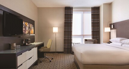 DoubleTree by Hilton Boston - Downtown Room Type - City View King Bed