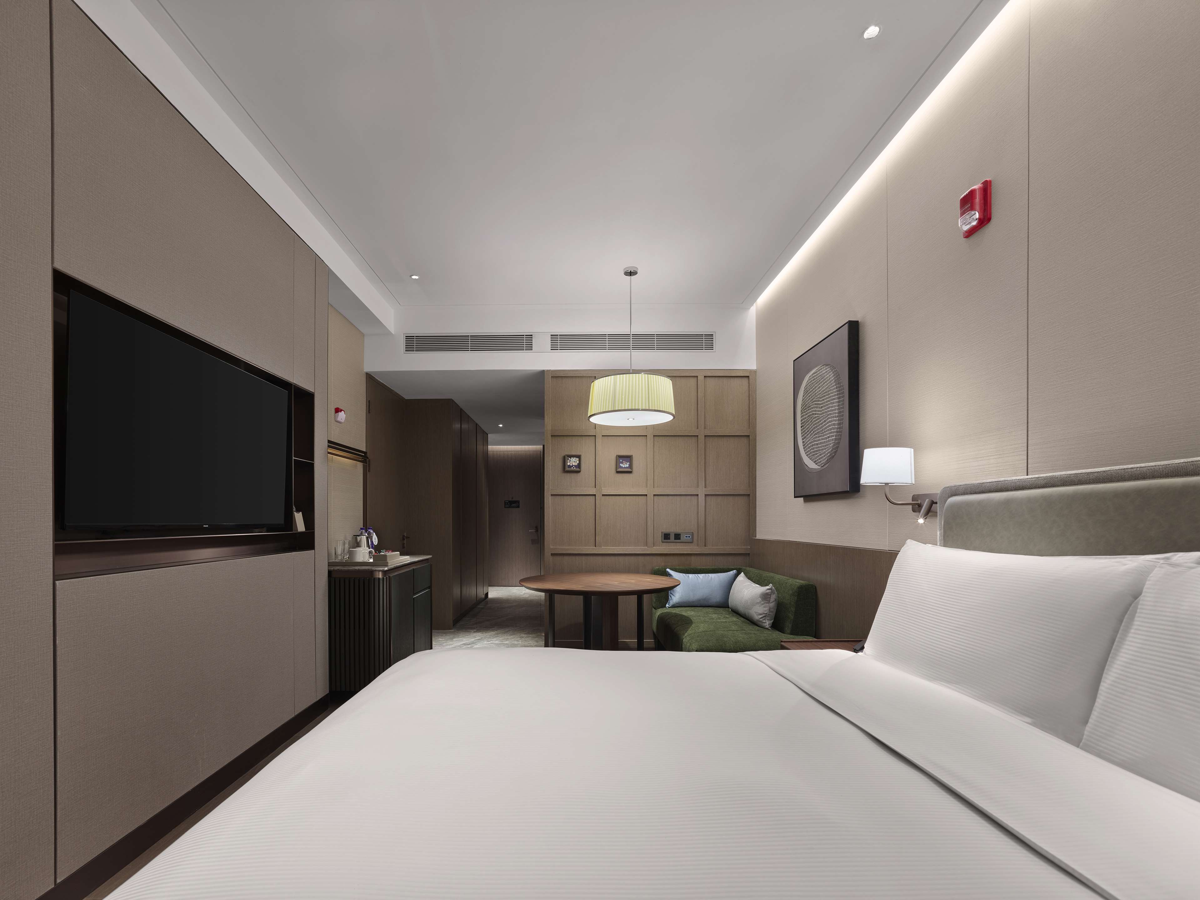 DoubleTree by Hilton Yantai Golden Coast Hotel & Suites - Tap to explore photos