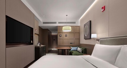 DoubleTree by Hilton Yantai Golden Coast Hotel & Suites Room Type - KING ACCESSIBLE ROOM