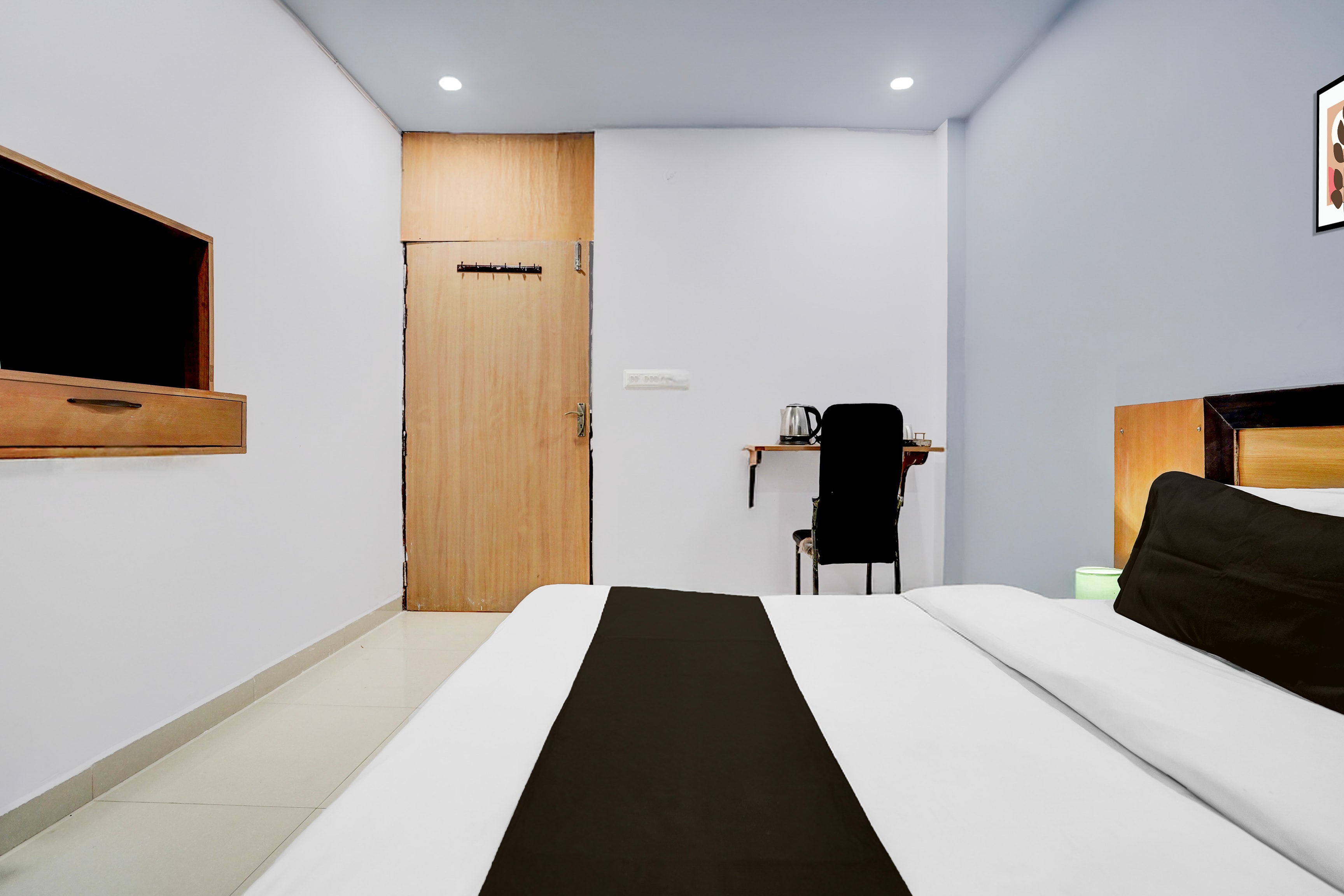 Super OYO Hotel O Gomti Nagar Near Amity Formerly Hotel Green Apple - Tap to explore photos