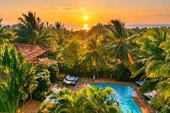 Papa Jolly Eco Resort - Near Morjim Beach