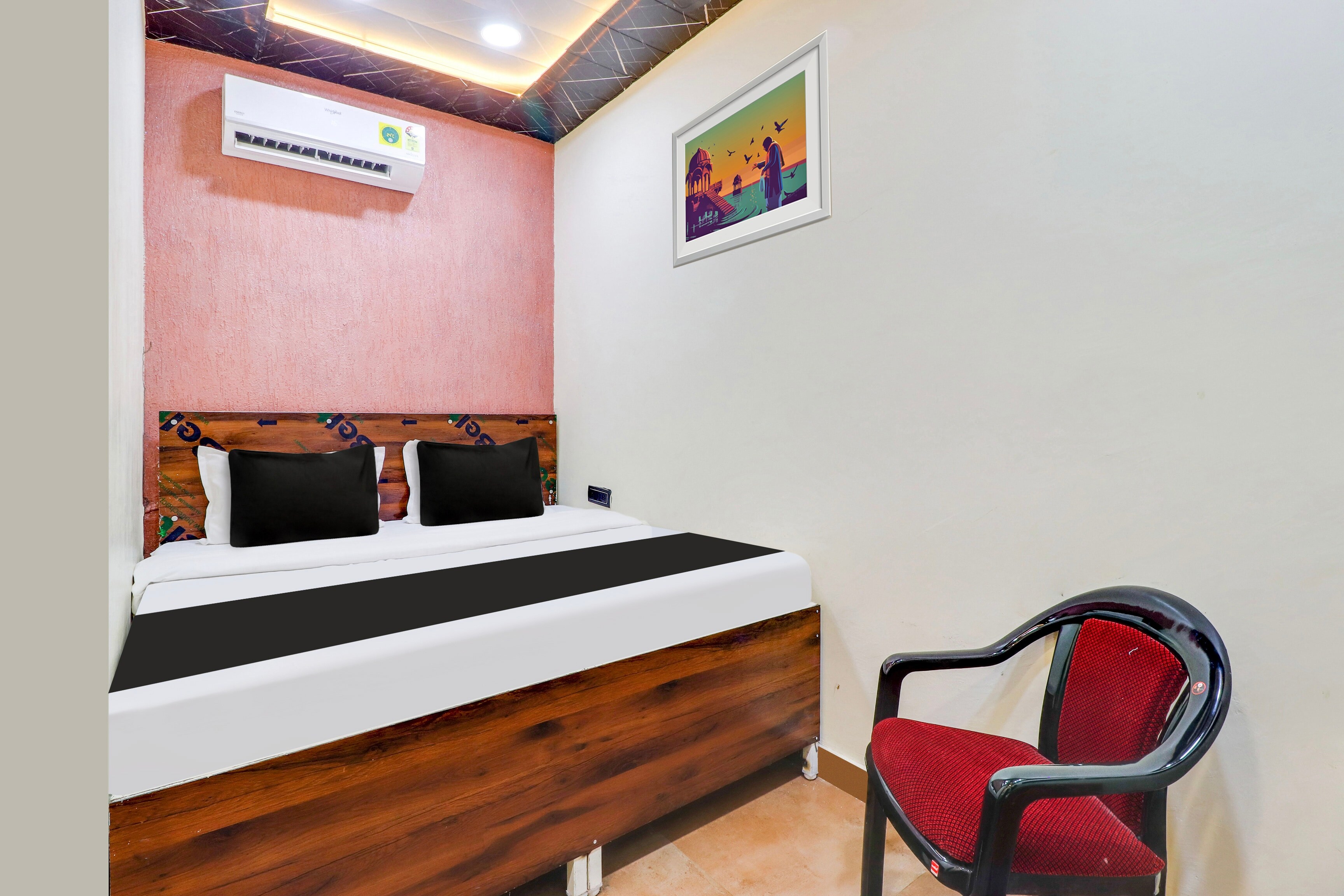 OYO 827164 HOTEL KRISHNA PRIYA - Tap to explore photos