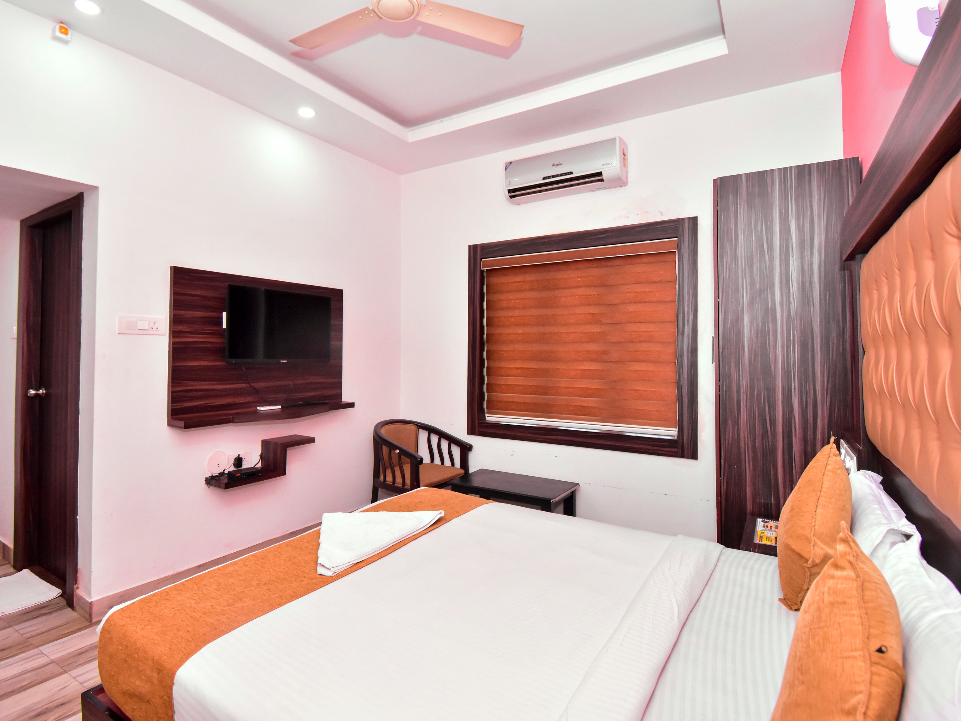 Hotel Kochi Crown - Tap to explore photos