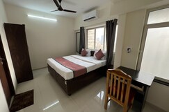 Pinaki Comfort Stay Malad Near Nesco and Oberoi Mall