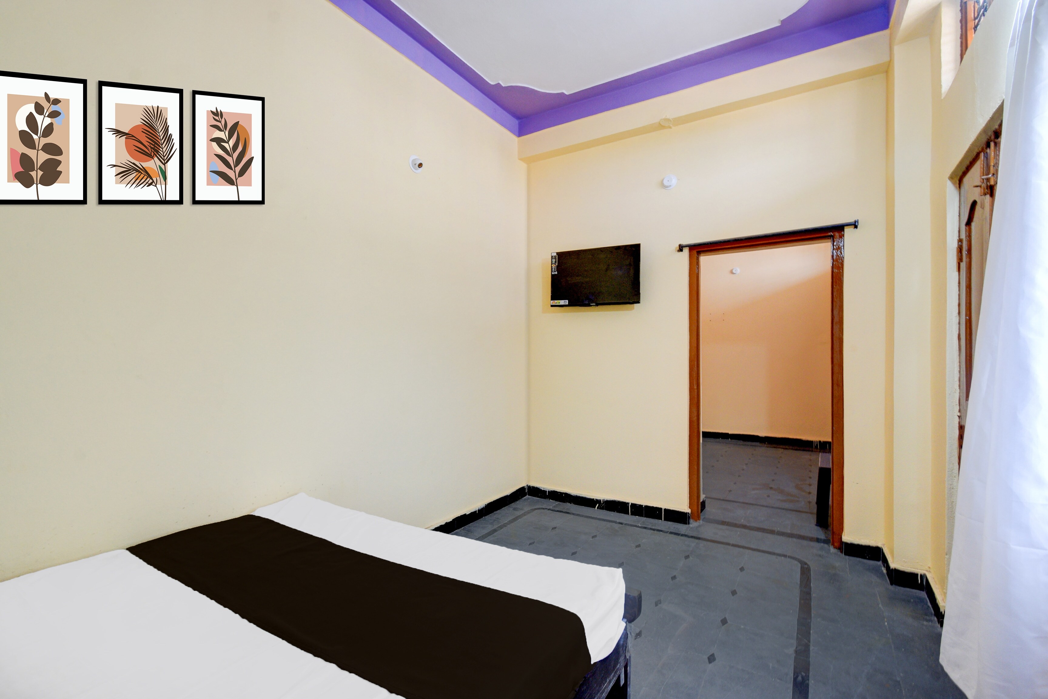 Flagship OYO Hotel O Lucky - Tap to explore photos