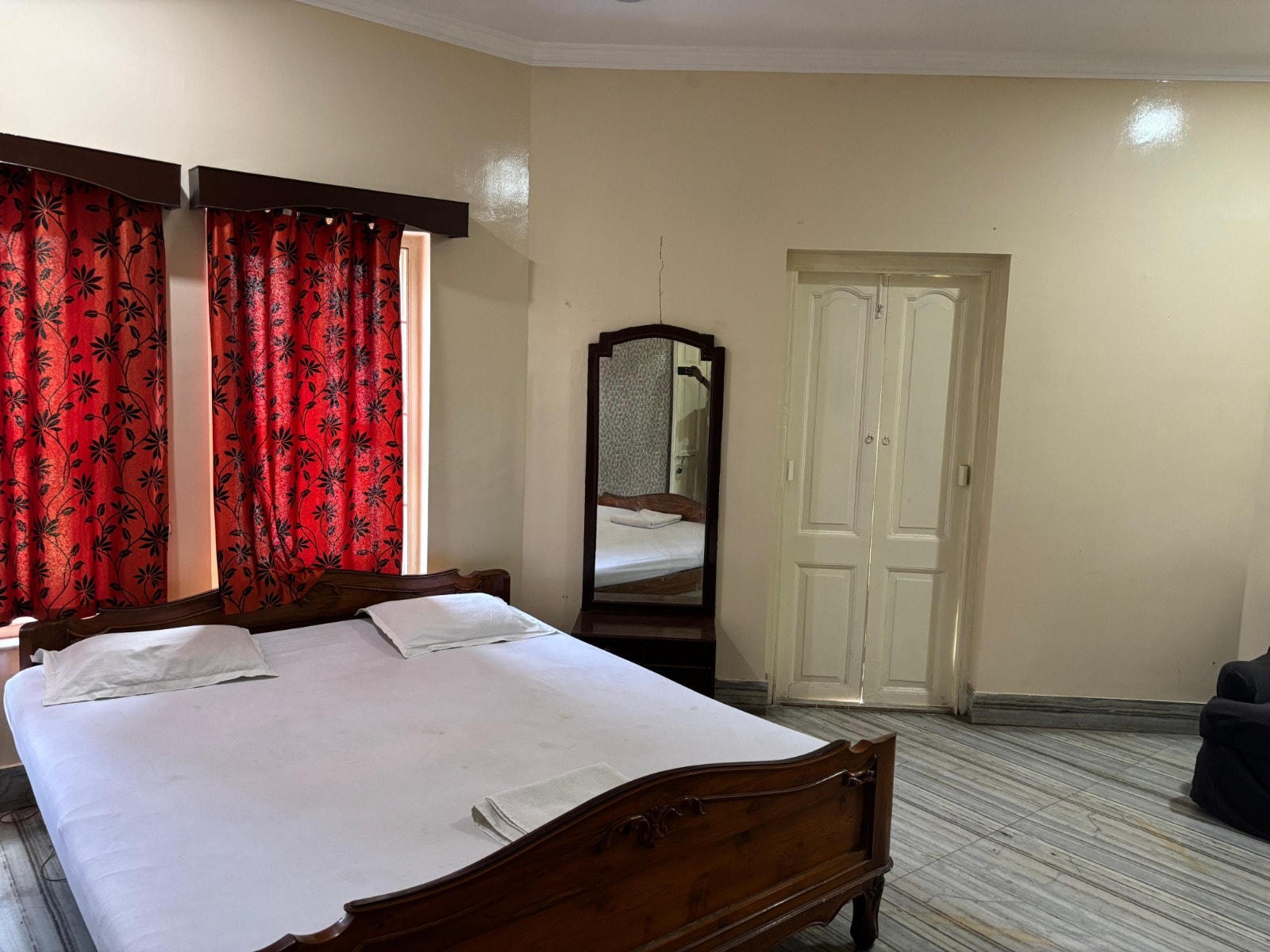 ASHIRBAD GUEST HOUSE in Gariahat - Tap to explore photos
