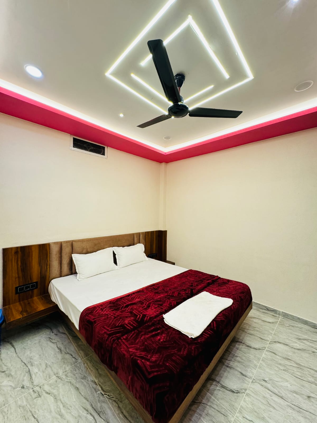 Rajendra guest house - Tap to explore photos