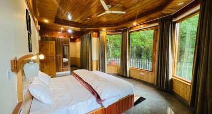 Tirthan Villa Homestay Room Type - Super Deluxe Room - Panaromic 180 Window