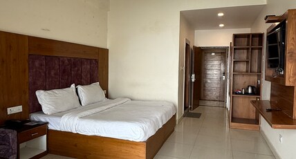 Hotel India Room Type - Deluxe double bed with balcony - Himalayan view