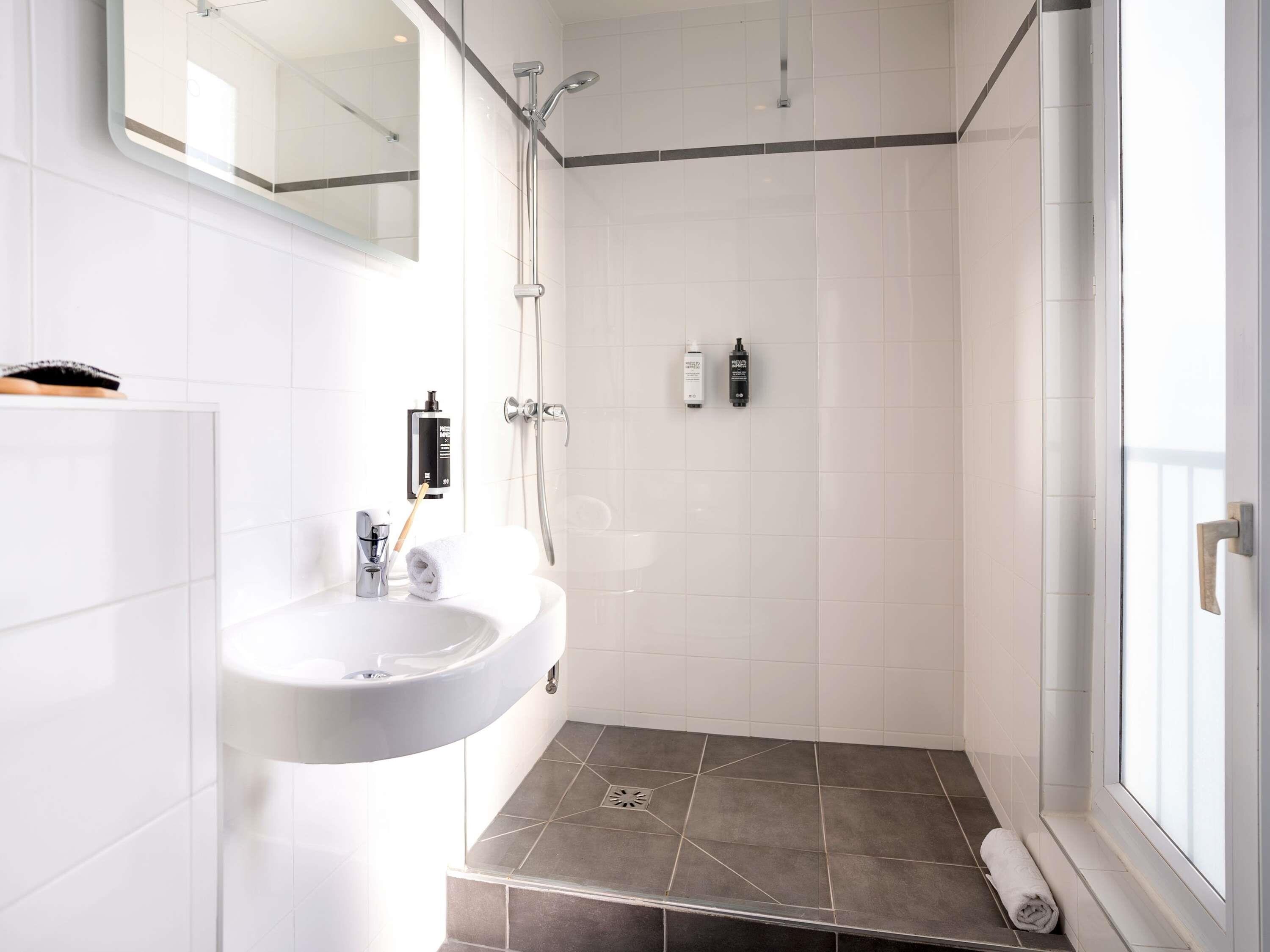 ibis styles Paris Montmartre Batignolles - Tap to explore photos