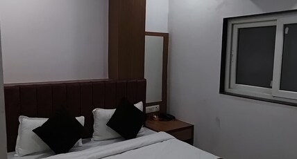 Shree nath palace | Near Deena Chat Bhandar, Godowlia Room Type - Standard Room