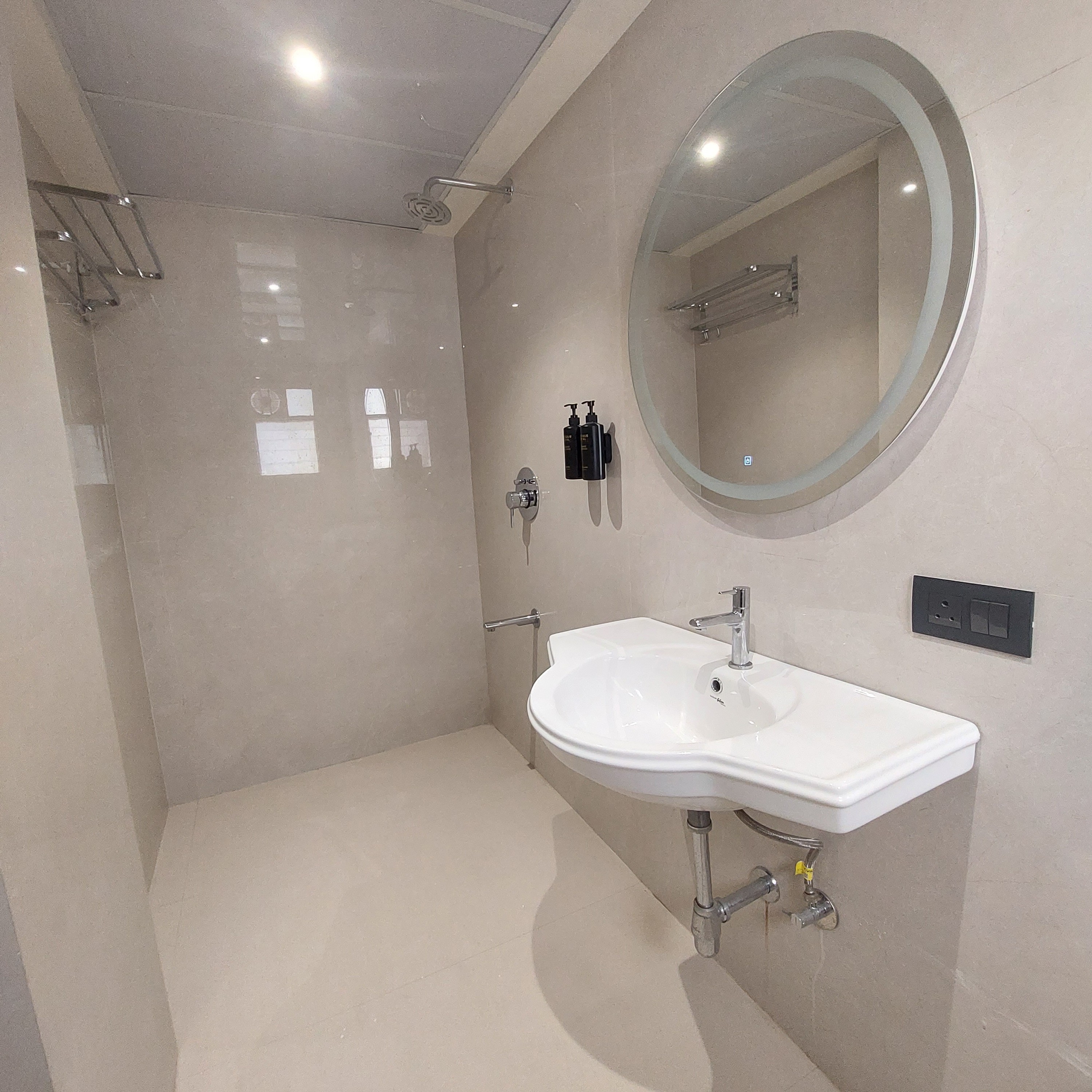 Hotel Royal Palace - Tap to explore photos