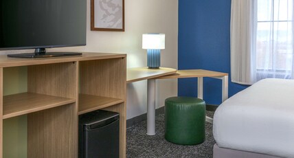 Spark by Hilton Denver International Airport Room Type - 1 KING BED WITH SOFABED