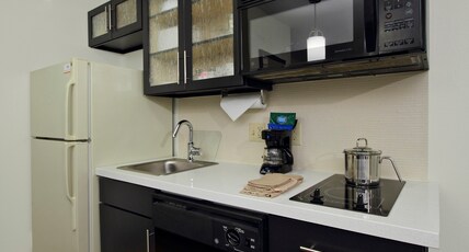 Candlewood Suites Rogers-Bentonville Room Type - 1 Queen Bed Studio Suite