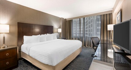 Best Western Grant Park Hotel Room Type - 1 King Bed, Mobility Accessible, Roll In Shower, Non-Smoking