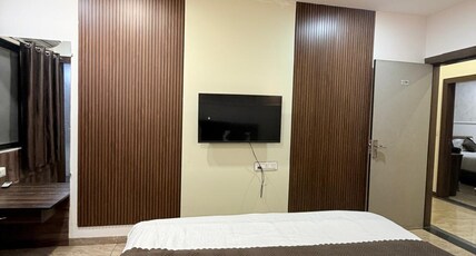 Kiwi Inn Hotel -Bhawarkuan Room Type - Super Standard Room