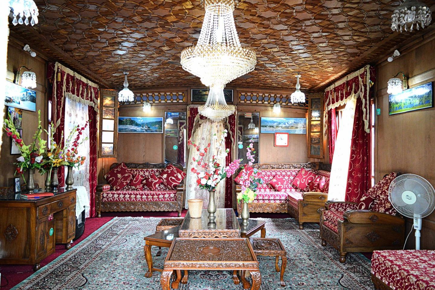 Young Good Luck Houseboats - Tap to explore photos