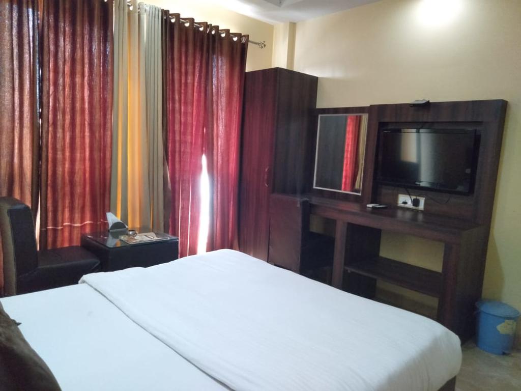 Hotel LA - Tap to explore photos