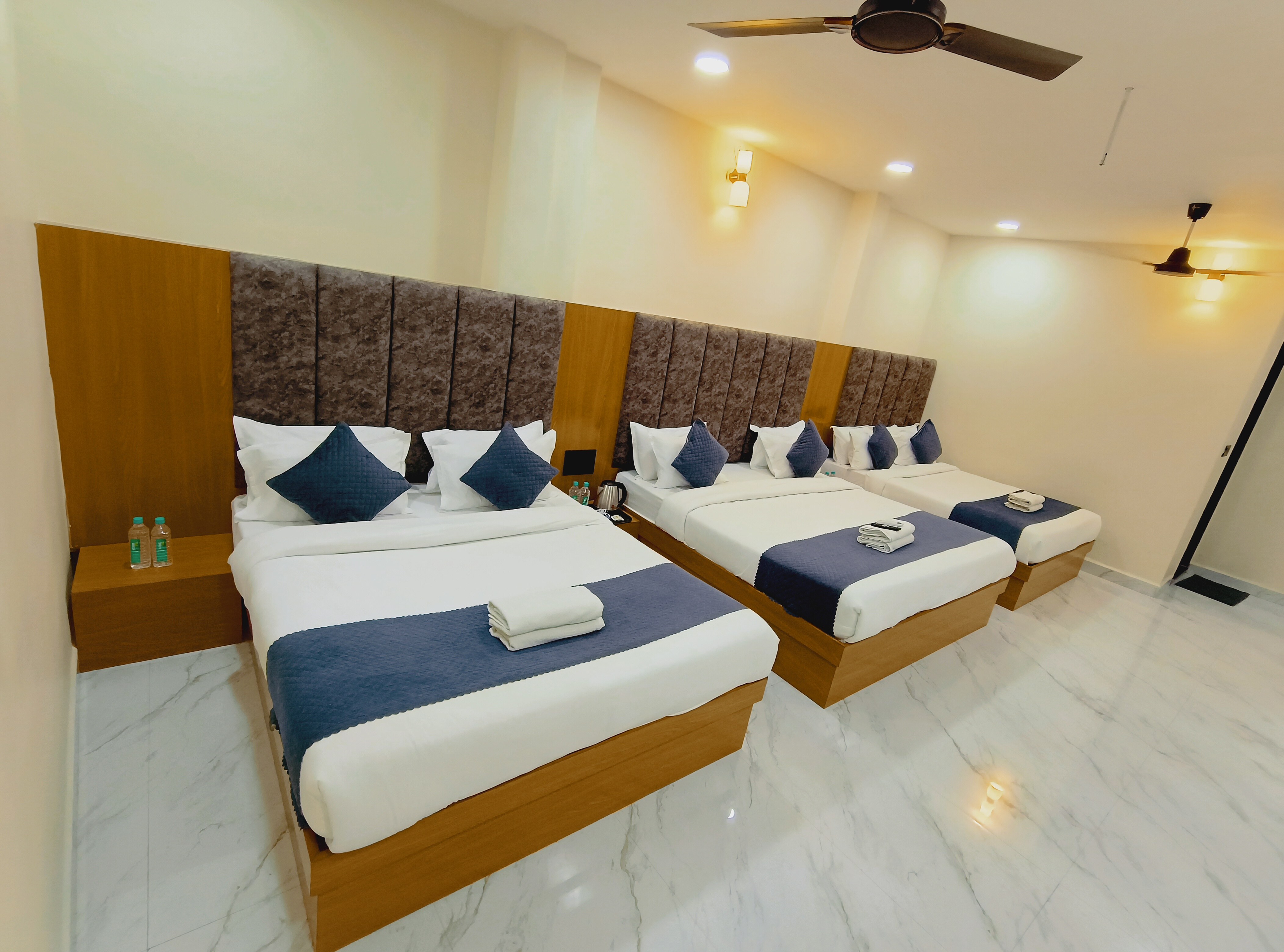 Hotel Hari Sajan - Tap to explore photos