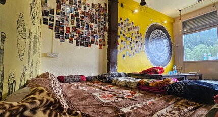 Shanti Cafe - Signature Stays Kasol Room Type - Shanti Cafe Hall Bedspace