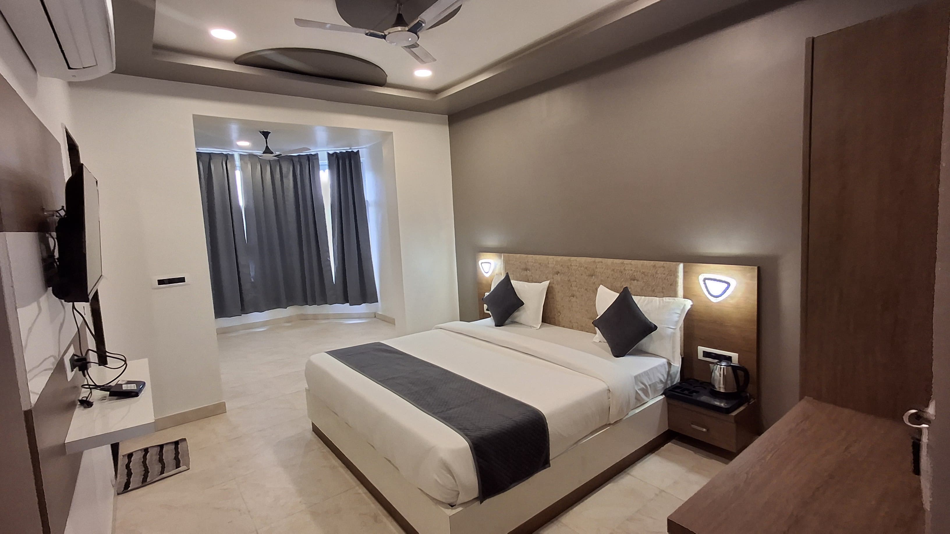 Omnitel Kohinoor - Tap to explore photos