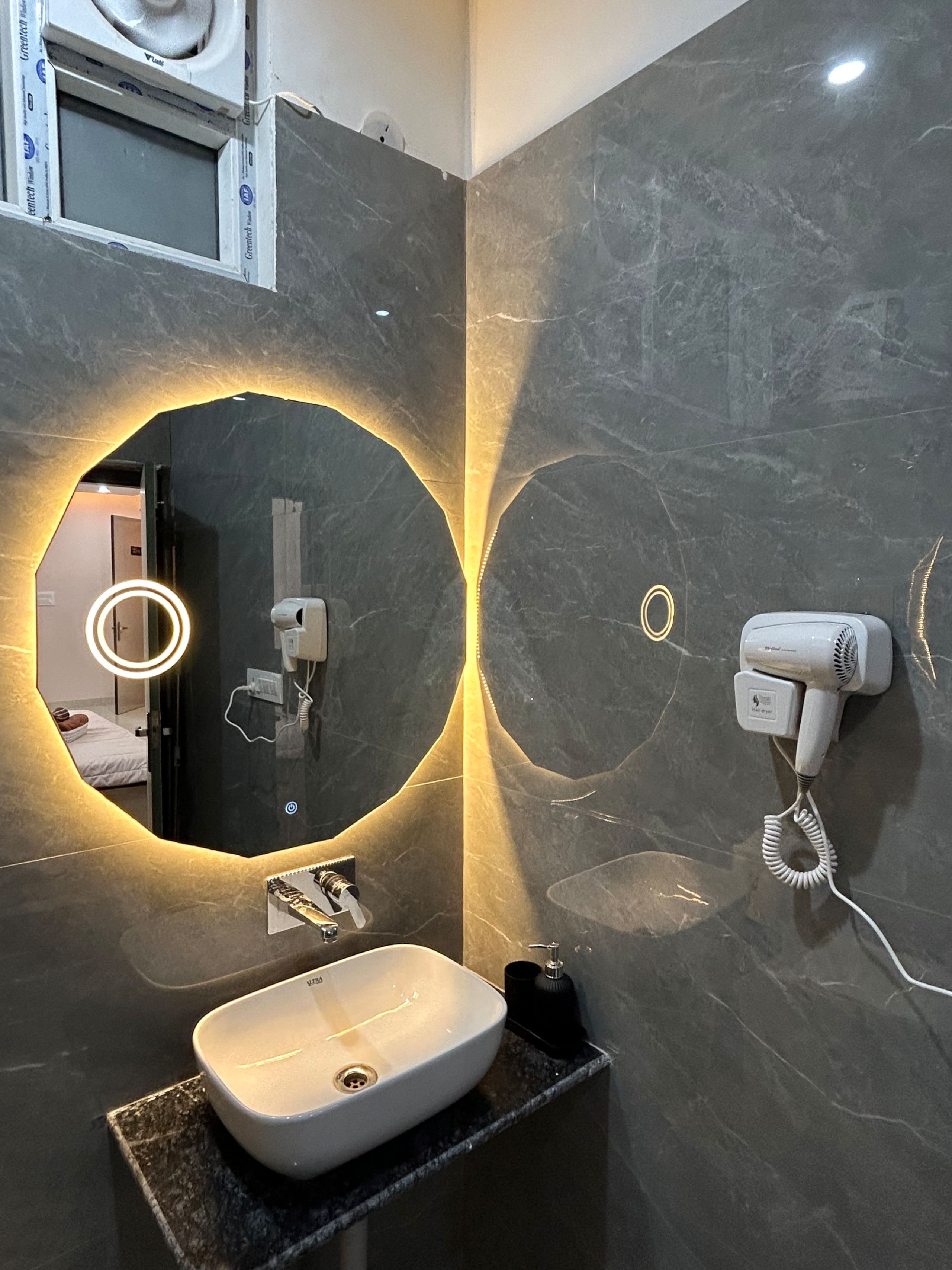 Elite Stay Where Luxury Feels Like Home - Tap to explore photos